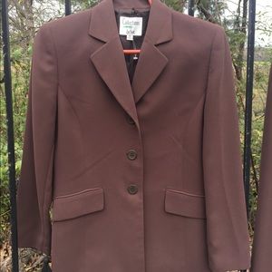 Collection for LeSuit  taupe size 6 Pristine suit. Hot chocolate